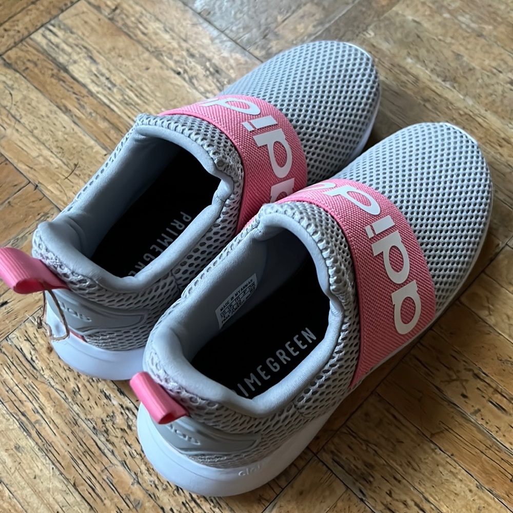 Adidas girls tennis shoes. Never been worn size 1.